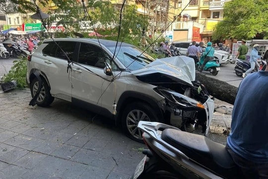 Hà Nội: Một người tử vong trong vụ ô tô tông liên hoàn