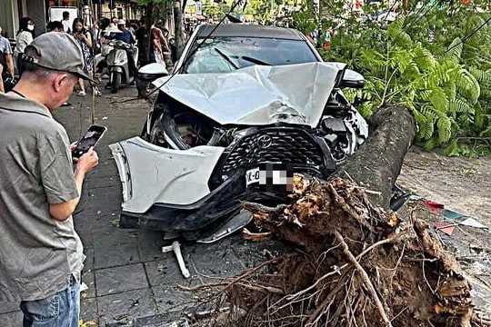 Hà Nội: Ô tô tông liên hoàn khiến nhiều người bị thương