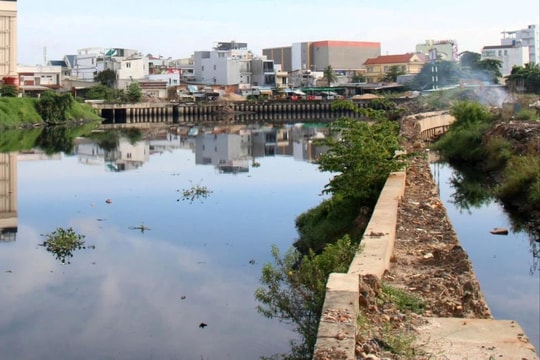 Kênh dài nhất TP Hồ Chí Minh chậm tiến độ, dân khổ vì ô nhiễm