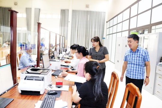 Hòa Phú giải quyết hơn 800 hồ sơ sau 10 ngày