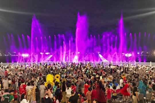 Từ truyền thuyết thành show "triệu view": Van Phuc Water Show "dậy sóng" mùa hè TP.HCM