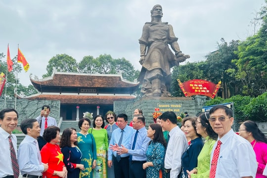 Cán bộ, đảng viên phường Đống Đa dâng hương tại Tượng đài Quang Trung - Nguyễn Huệ