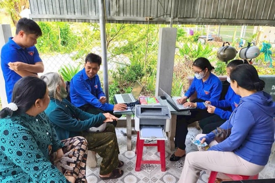 “Cầm tay chỉ việc” cho đồng bào dân tộc về thủ tục hành chính