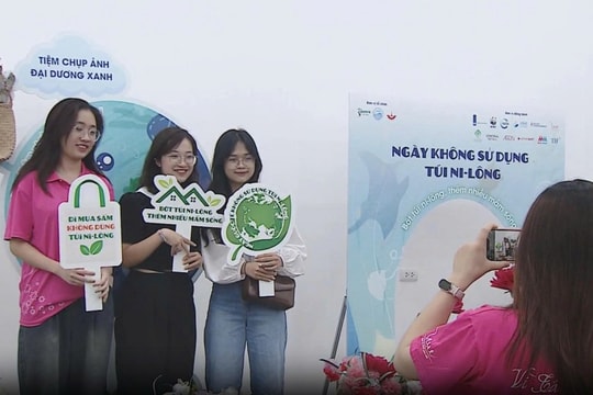 Người trẻ Hà Nội ủng hộ “khai tử” túi nilon