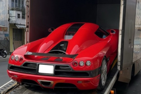 Koenigsegg CCX độc nhất Việt Nam bất ngờ xuất hiện tại showroom ở TP.HCM