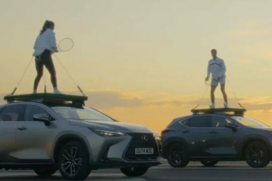 Lexus lập kỷ lục với màn chơi tennis trên nóc xe