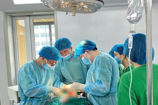 Phẫu thuật loại bỏ khối u tuyến giáp cứu bệnh nhân suy tim