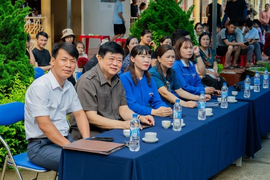 Ươm mầm nụ cười Hành trình mang tri thức và yêu thương đến trẻ em Tây Bắc