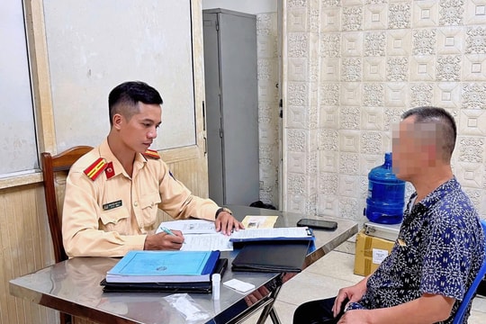 Xử phạt tài xế xe tải "trèo" qua dải phân cách trên đường Lê Đức Thọ
