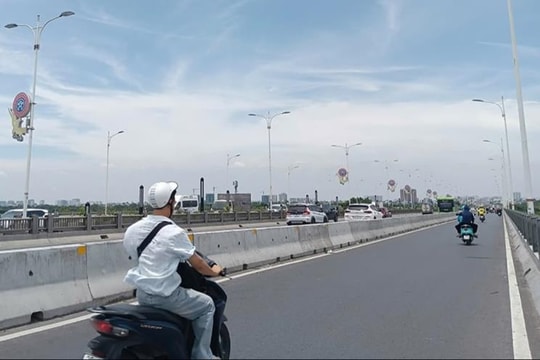 Hà Nội nắng gián đoạn, mưa rào rải rác
