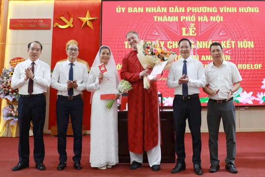 Phường Vĩnh Hưng tổ chức lễ trao Giấy chứng nhận kết hôn có yếu tố nước ngoài