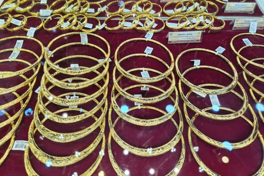 Đầu tuần, giá vàng đứng yên, cao hơn thế giới khoảng 15 triệu đồng/lượng