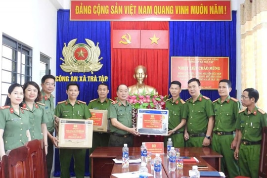 Giám đốc Công an Đà Nẵng thăm, động viên Công an xã Trà Tập