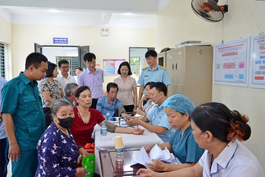 Phường Tùng Thiện: Khám, cấp thuốc miễn phí cho đối tượng chính sách