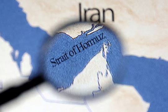 Nhà lập pháp Iran đề xuất đóng eo biển Hormuz