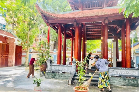 Phụ nữ phường Giảng Võ chỉnh trang Nhà bia tưởng niệm liệt sĩ