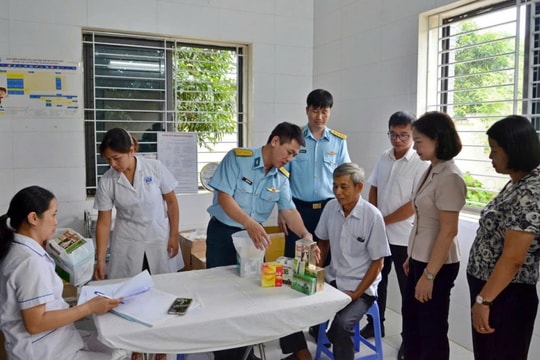 Khám sức khỏe miễn phí cho người có công tại phường Tùng Thiện