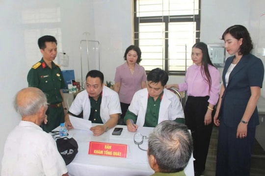 Xã Phú Xuyên (Hà Nội) Cấp phát thuốc và tặng quà cho 200 đối tượng chính sách