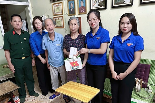Đoàn phường Đại Mỗ thăm hỏi, tri ân cựu thanh niên xung phong
