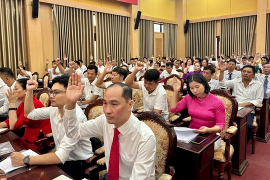 HĐND xã Hoài Đức thông qua 5 nghị quyết, 4 tờ trình