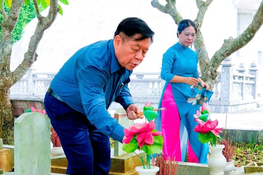 Trưởng Ban Tuyên giáo và Dân vận Trung ương dâng hương tưởng niệm Chủ tịch Hồ Chí Minh và các anh hùng liệt sĩ