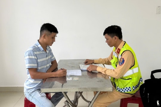 Xử phạt tài xế xe khách vừa lái xe vừa "lướt điện thoại" trên cao tốc