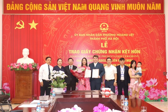 Chủ tịch UBND phường Hoàng Liệt trao giấy chứng nhận kết hôn cho đôi vợ chồng Việt - Nga