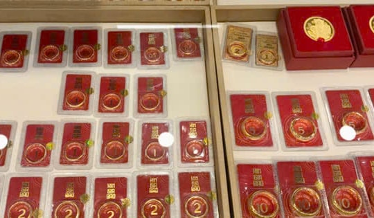 Giá vàng giảm mạnh, tuột mốc 121 triệu đồng/lượng