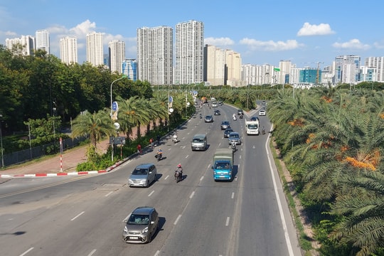 Nắng nóng gay gắt từ trung tâm đến ngoại thành Hà Nội