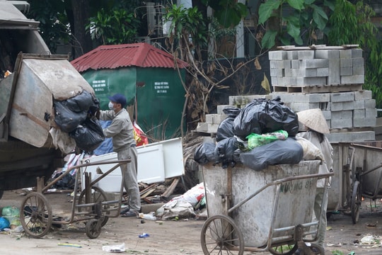 Đường Tây Hồ: Điểm tập kết rác gây mất mỹ quan, an toàn giao thông