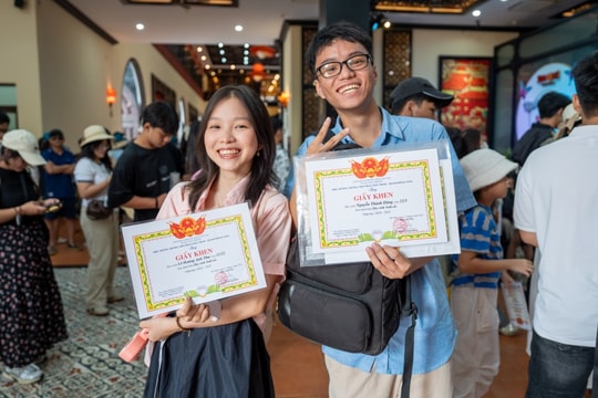 Học sinh giỏi háo hức cầm giấy khen đi chơi miễn phí Bà Nà