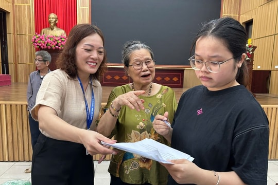 Đoàn Thanh niên xã Bát Tràng Hỗ trợ người dân hoàn thiện hồ sơ hưởng trợ cấp hưu trí xã hội