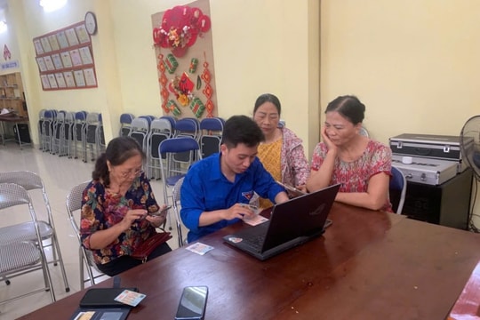 Tuổi trẻ xã Gia Lâm Hỗ trợ đảng viên giải quyết thủ tục hành chính trên môi trường số
