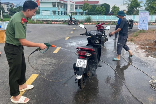 Ba Vì: Thanh niên rửa xe gây quỹ tặng quà gia đình chính sách