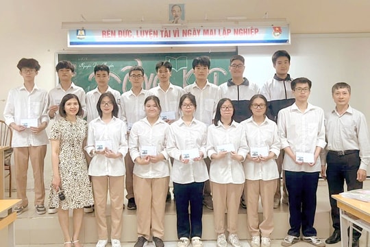 Học sinh Trường THPT Nguyễn Gia Thiều (Hà Nội) là thủ khoa khối A00 kỳ thi tốt nghiệp THPT 2025
