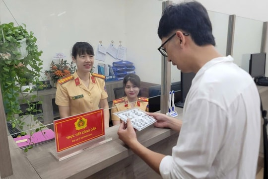 Người dân phấn khởi khi đăng ký xe tại xã, phường nơi mình không cư trú