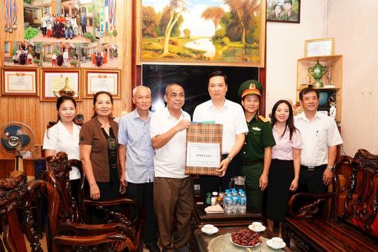 Phường Yên Hòa thăm, tặng quà gia đình chính sách nhân dịp 27-7