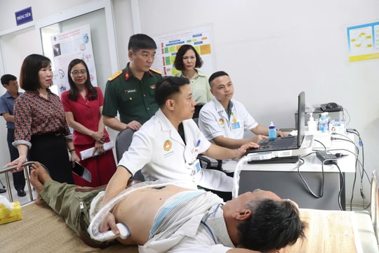 Phường Phú Diễn tư vấn sức khỏe và cấp thuốc miễn phí cho hơn 300 người có công