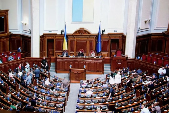 Ukraine thông qua ngân sách 9,8 tỷ USD bổ sung cho quốc phòng