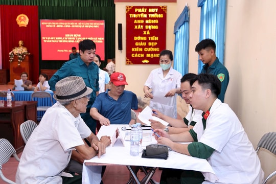 Bệnh viện Trung ương Quân đội 108 khám bệnh, cấp thuốc miễn phí cho người dân xã Thượng Phúc
