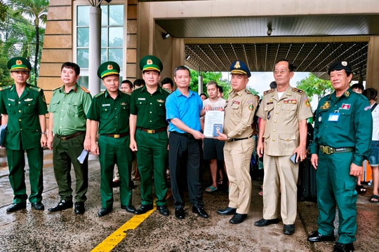 Tây Ninh: Tiếp nhận các công dân bị lừa sang Campuchia làm việc trong "công ty lừa đảo"