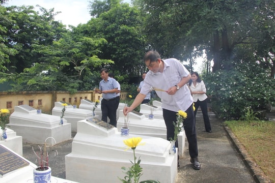 Những tấm gương thầm lặng