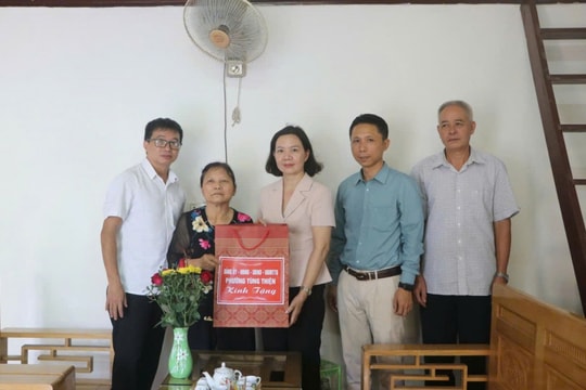 Phường Tùng Thiện thăm, tặng quà gia đình chính sách, người có công