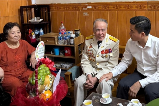 Phường Ô Chợ Dừa thăm, tặng quà tri ân người có công