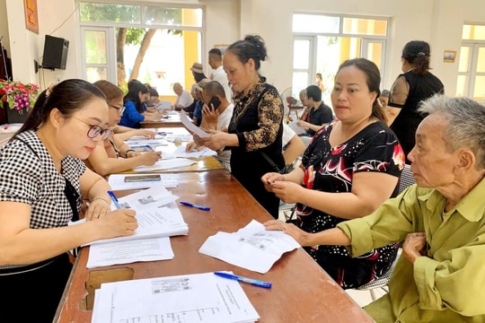 Hơn 400 người cao tuổi xã Thượng Phúc làm hồ sơ hưởng trợ cấp hưu trí xã hội theo chính sách mới