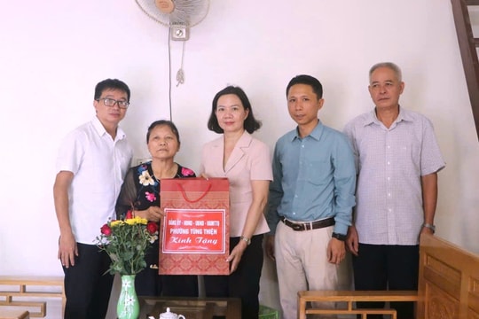 Phường Tùng Thiện: Thăm, tặng quà người có công