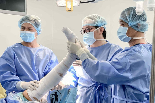 Vinmec Cần Thơ phẫu thuật thành công chấn thương khớp gối do đá bóng