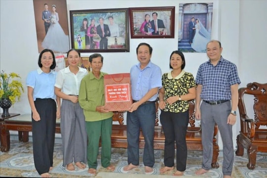 Phường Tùng Thiện tặng quà Bà mẹ Việt Nam Anh hùng và đối tượng chính sách tiêu biểu