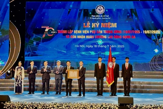 Bệnh viện Phụ sản Trung ương đón nhận Huân chương Lao động hạng Ba