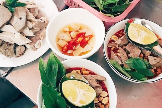 Bác sĩ tại nhà: Ăn tiết canh từ lợn nhà nuôi có bảo đảm?